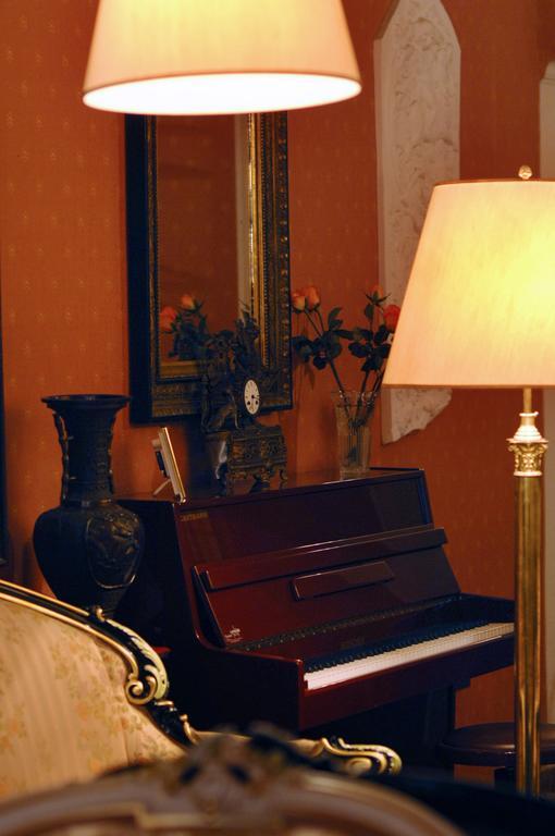 Residenza Frattina Rome